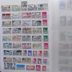 Lot de timbres France et Monde à trier dans une caisse en bois.
