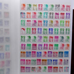 Lot de timbres France et Monde à trier dans une caisse en bois.