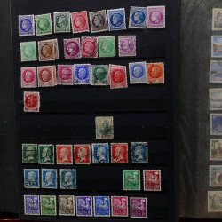 Lot de timbres France et Monde à trier dans une caisse en bois.