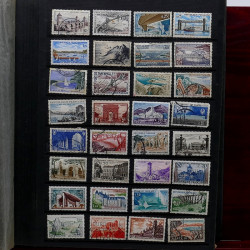 Lot de timbres France et Monde à trier dans une caisse en bois.