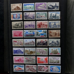 Lot de timbres France et Monde à trier dans une caisse en bois.