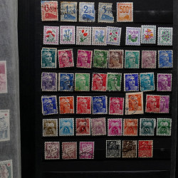 Lot de timbres France et Monde à trier dans une caisse en bois.