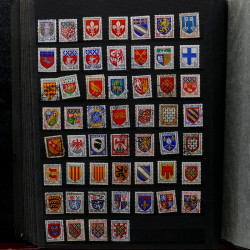 Lot de timbres France et Monde à trier dans une caisse en bois.