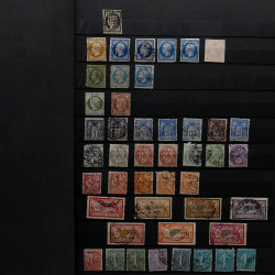 Lot de timbres France et Monde à trier dans une caisse en bois.