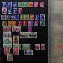 Lot de timbres France et Monde à trier dans une caisse en bois.