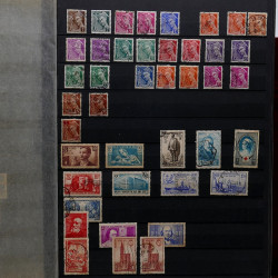 Lot de timbres France et Monde à trier dans une caisse en bois.