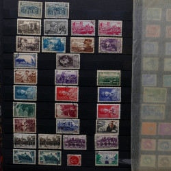 Lot de timbres France et Monde à trier dans une caisse en bois.