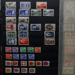 Lot de timbres France et Monde à trier dans une caisse en bois.