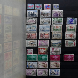 Lot de timbres France et Monde à trier dans une caisse en bois.
