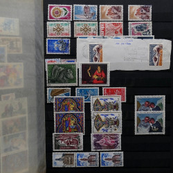 Lot de timbres France et Monde à trier dans une caisse en bois.