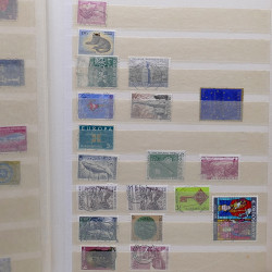 Lot de timbres France et Monde à trier dans une caisse en bois.