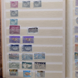 Lot de timbres France et Monde à trier dans une caisse en bois.