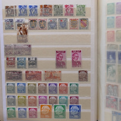 Lot de timbres France et Monde à trier dans une caisse en bois.