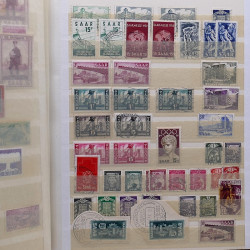 Lot de timbres France et Monde à trier dans une caisse en bois.