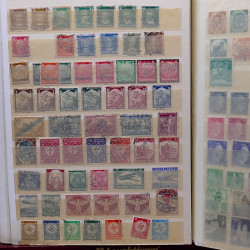 Lot de timbres France et Monde à trier dans une caisse en bois.