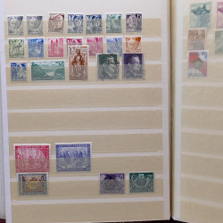 Lot de timbres France et Monde à trier dans une caisse en bois.