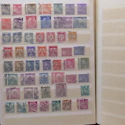 Lot de timbres France et Monde à trier dans une caisse en bois.