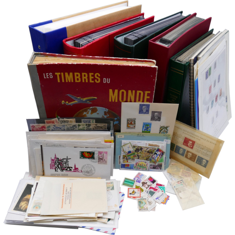 Vrac de timbres France et Monde neufs et oblitérés en un carton.