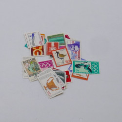 Vrac de timbres France et Monde neufs et oblitérés en un carton.