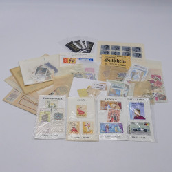 Vrac de timbres France et Monde neufs et oblitérés en un carton.
