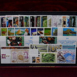 Vrac de timbres France et Monde neufs et oblitérés en un carton.