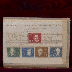 Vrac de timbres France et Monde neufs et oblitérés en un carton.