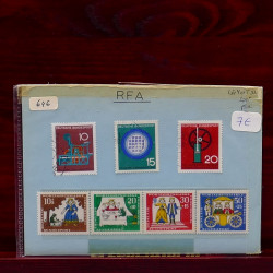Vrac de timbres France et Monde neufs et oblitérés en un carton.
