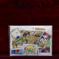 Vrac de timbres France et Monde neufs et oblitérés en un carton.