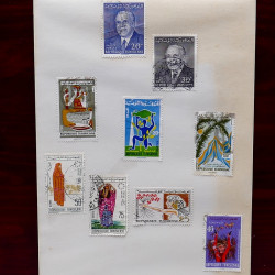Vrac de timbres France et Monde neufs et oblitérés en un carton.