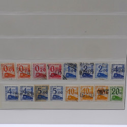 Vrac de timbres France et Monde neufs et oblitérés en un carton.