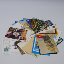 Vrac de timbres France et Monde neufs et oblitérés en un carton.