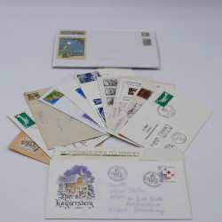 Vrac de timbres France et Monde neufs et oblitérés en un carton.