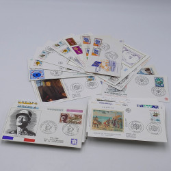 Vrac de timbres France et Monde neufs et oblitérés en un carton.