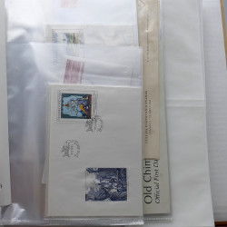 Vrac de timbres France et Monde neufs et oblitérés en un carton.
