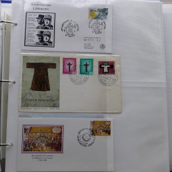 Vrac de timbres France et Monde neufs et oblitérés en un carton.