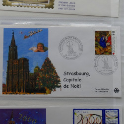 Vrac de timbres France et Monde neufs et oblitérés en un carton.