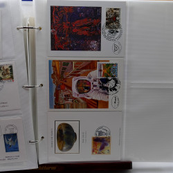 Vrac de timbres France et Monde neufs et oblitérés en un carton.