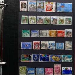 Vrac de timbres France et Monde neufs et oblitérés en un carton.