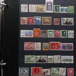 Vrac de timbres France et Monde neufs et oblitérés en un carton.