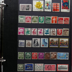 Vrac de timbres France et Monde neufs et oblitérés en un carton.