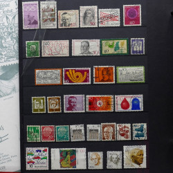 Vrac de timbres France et Monde neufs et oblitérés en un carton.