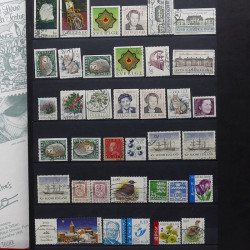 Vrac de timbres France et Monde neufs et oblitérés en un carton.