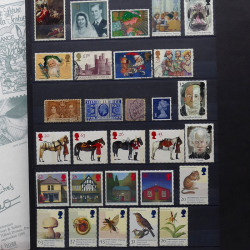 Vrac de timbres France et Monde neufs et oblitérés en un carton.