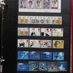 Vrac de timbres France et Monde neufs et oblitérés en un carton.