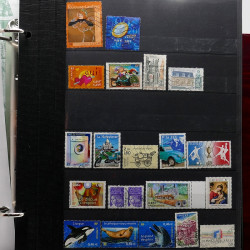 Vrac de timbres France et Monde neufs et oblitérés en un carton.