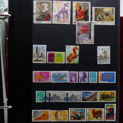 Vrac de timbres France et Monde neufs et oblitérés en un carton.