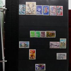 Vrac de timbres France et Monde neufs et oblitérés en un carton.