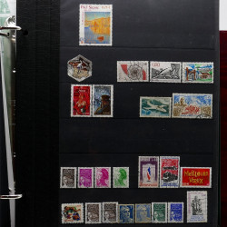 Vrac de timbres France et Monde neufs et oblitérés en un carton.