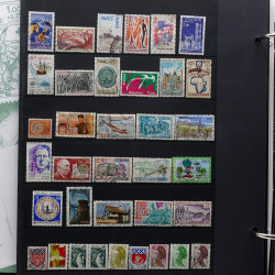 Vrac de timbres France et Monde neufs et oblitérés en un carton.