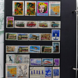 Vrac de timbres France et Monde neufs et oblitérés en un carton.